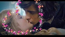 王子亲吻公主视频,王子深情亲吻公主，甜蜜画面感动无数